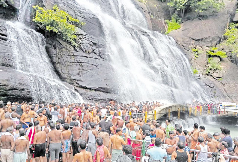 குற்றாலம் அருவி கரைகளில் அத்துமீறும் சுற்றுலா பயணிகள் கூடுதல் போலீசாரை நிறுத்த கோரிக்கை