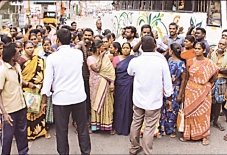 நகராட்சி துப்புரவு தொழிலாளர்கள் சாலை மறியல் - விழுப்புரத்தில் பரபரப்பு