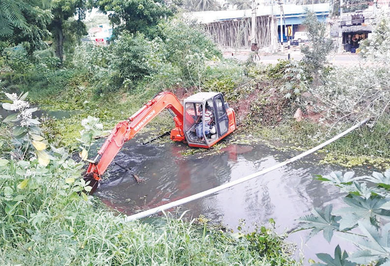 கொட்டாரம் பகுதி கால்வாயில் தண்ணீர் திறந்த பிறகு தூர்வாரும் பணி விவசாயிகள் எதிர்ப்பு