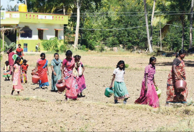 வேப்பனப்பள்ளி அருகே கடும் வறட்சி: தண்ணீர் தேடி காலிக்குடங்களுடன் அலையும் பெண்கள்