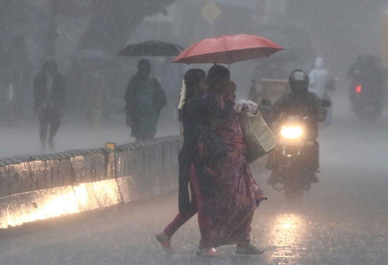 சென்னையில் நேற்று இரவு முதல் விட்டு விட்டு மழை 201907250641273431_Rain-left-in-Chennai-last-night_SECVPF