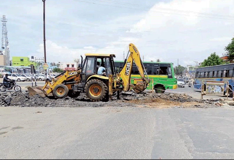 உடுமலை மத்திய பஸ் நிலையம் அருகே ரவுண்டானா அமைக்கும் பணி தீவிரம்