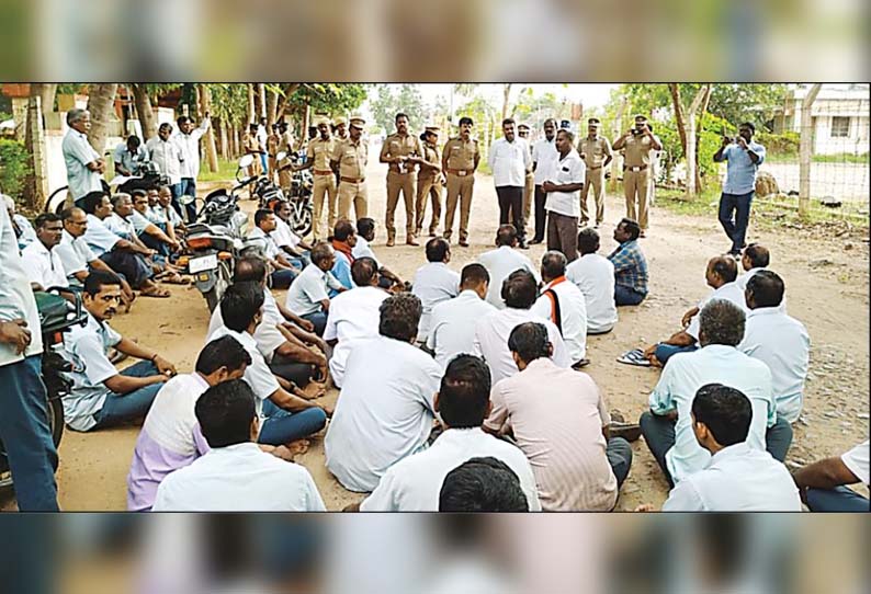 சப்-கலெக்டரை கண்டித்து, தனியார் சர்க்கரை ஆலை தொழிலாளர்கள் போராட்டம் - பெண்ணாடம் அருகே பரபரப்பு