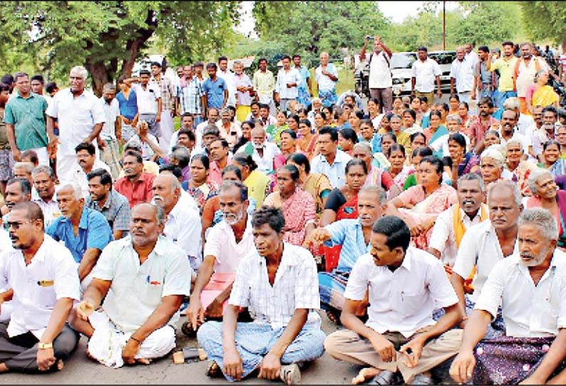 சாணார்பட்டி அருகே, சாலை அமைப்பதில் முறைகேடு நடப்பதாக கூறி பொதுமக்கள் மறியல் - கலெக்டர் பேச்சுவார்த்தை