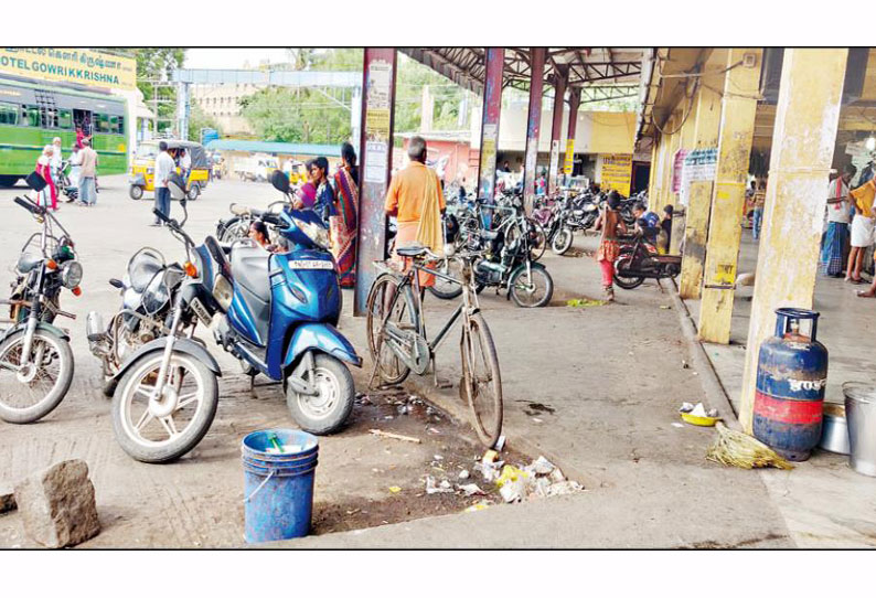 பழனி பஸ் நிலையத்தில் வாகன நிறுத்தமாக மாறிய நடைமேடை