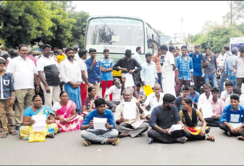 திருவண்ணாமலை அரசு ஐ.டி.ஐ. எதிரில் மாணவர்கள், பெற்றோர்களுடன் சாலை மறியல் போக்குவரத்து பாதிப்பு