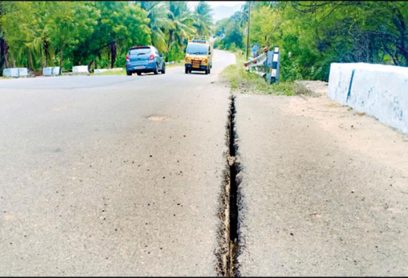 உப்புக்கோட்டை அருகே பாலத்தில் ஏற்பட்ட விரிசலை சீரமைக்க வேண்டும் பொதுமக்கள் வலியுறுத்தல்