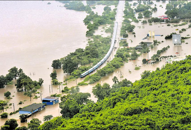 மராட்டிய மாநிலத்தில் கனமழை: தண்டவாளம் மூழ்கியதால் “1,000 பேருடன் வெள்ளத்தில் சிக்கிய ரெயில் ” பல மணி நேரம் தவித்த பயணிகள் படகுகள் மூலம் மீட்பு 201907280010226781_Flooded-Mahalaxmi-Express-train-Over-1000-passengers_SECVPF