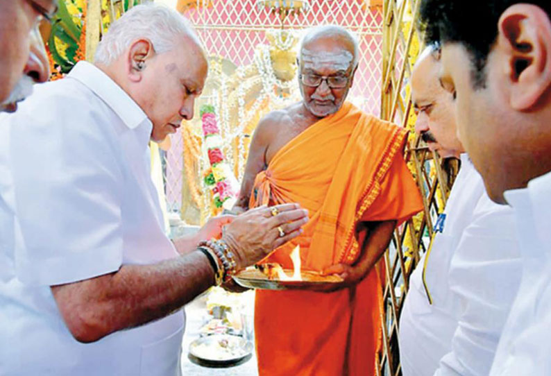 குலதெய்வ கோவிலில் எடியூரப்பா சாமி தரிசனம்;  மேளதாளம் முழங்க உற்சாக வரவேற்பு