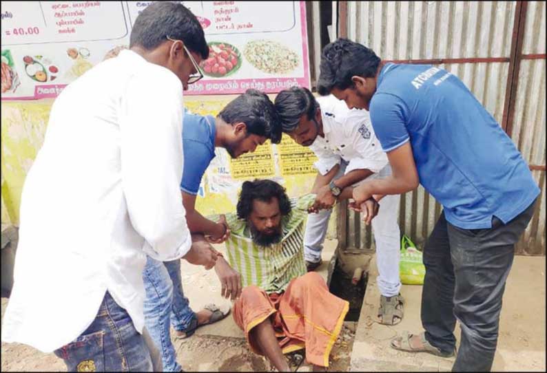 மனைவி பிரிந்த வேதனையில் பிச்சைக்காரராக மாறிய அரசு ஊழியர்; இளைஞர்கள் மீட்டனர்