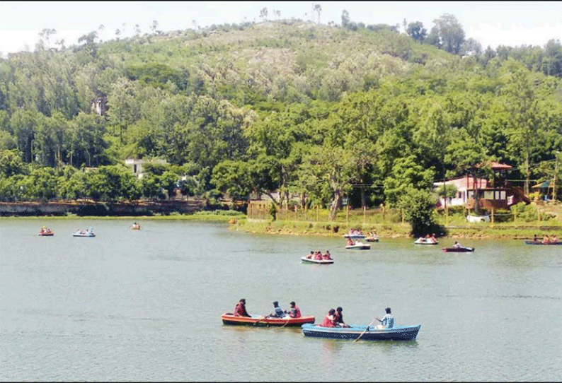 விடுமுறையையொட்டி ஏற்காட்டில் சுற்றுலா பயணிகள் குவிந்தனர் விசைப்படகு சவாரி நிறுத்தப்பட்டதால் ஏமாற்றம்