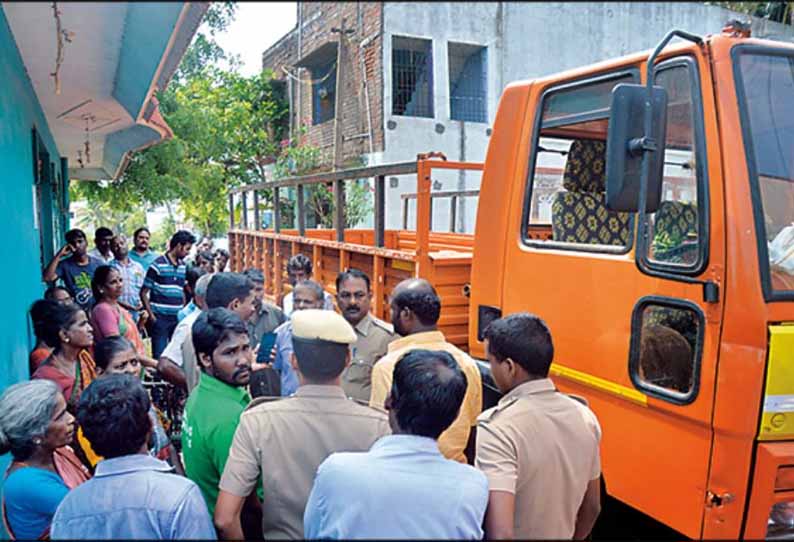 தீபாவளி சீட்டு நடத்தி மோசடி, வீட்டை காலி செய்ய லாரியுடன் வந்த தந்தை-மகனை பொதுமக்கள் திடீர் முற்றுகை - கடலூரில் பரபரப்பு