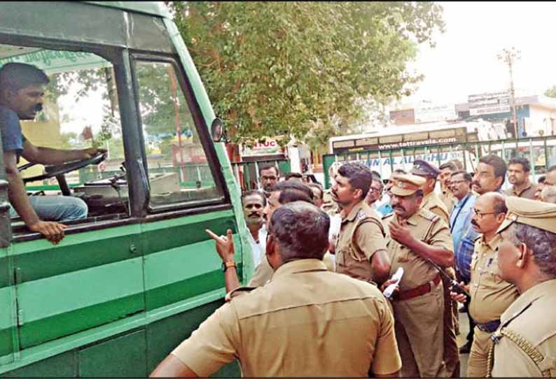 கம்பம் அரசு போக்குவரத்து கழக பணிமனையில், கூடுதல் பணிக்கு சம்பளம் கேட்ட டிரைவர் பணியிடை நீக்கம் - பஸ்சில் அமர்ந்து போராட்டத்தில் ஈடுபட்டதால் பரபரப்பு