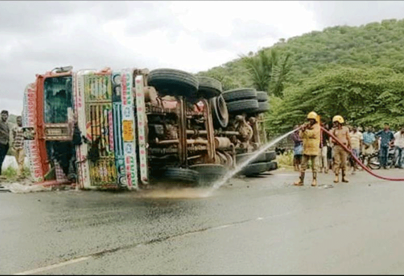 பர்கூர் அருகே சமையல் எண்ணெய் ஏற்றி வந்த டேங்கர் லாரி கவிழ்ந்தது 5 மணி நேரம் போக்குவரத்து பாதிப்பு