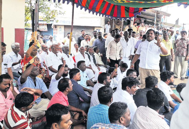 அரசு பள்ளிக்கு சொந்தமான இடத்தை மீட்க கோரி பொதுமக்கள் கண்டன ஆர்ப்பாட்டம்