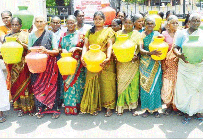 குடிநீர் பிரச்சினையை தீர்க்கக்கோரி காலிக்குடங்களுடன் திரண்டு வந்த பெண்கள் கலெக்டரிடம் மனு