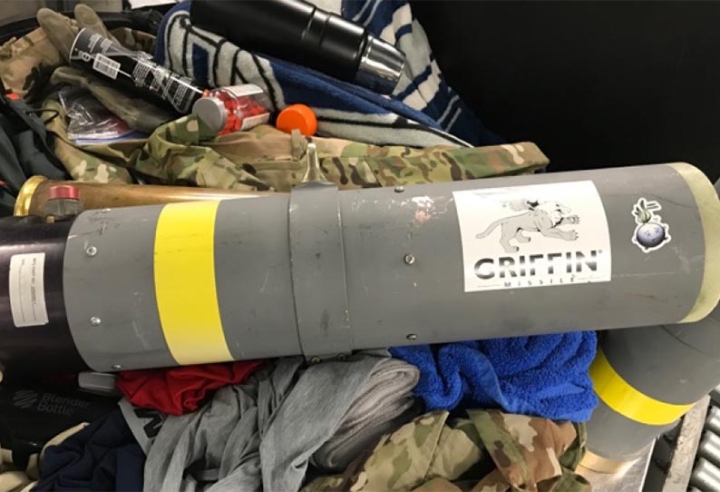 அமெரிக்க விமான நிலையத்தில் பரபரப்பு: ராணுவ வீரர் வைத்திருந்த ஏவுகணை இயக்கும் கருவி பறிமுதல் 201907310341041452_Furore-in-US-airport-Soldier-held-rocket-launchers_SECVPF