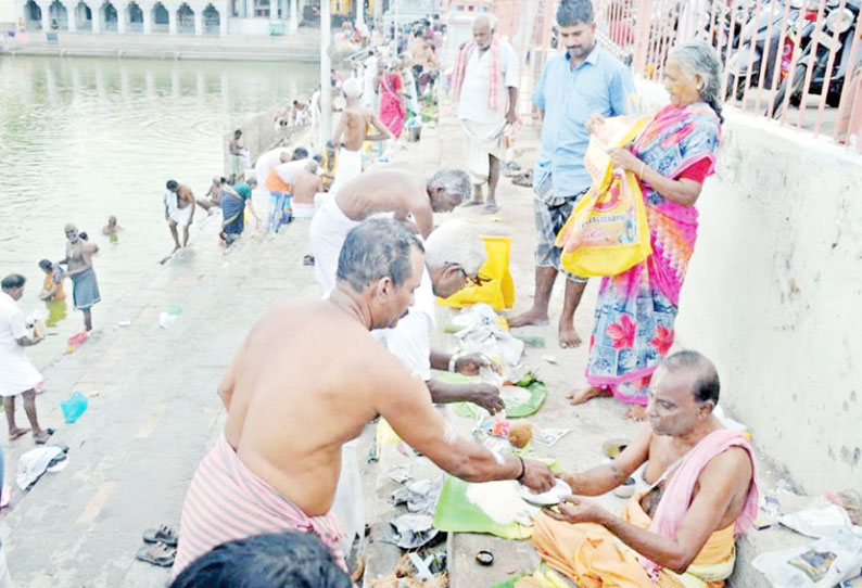 தியாகராஜர் கோவில் கமலாலய குளத்தில் ஆடி அமாவாசையையொட்டி முன்னோர்களுக்கு தர்ப்பணம்