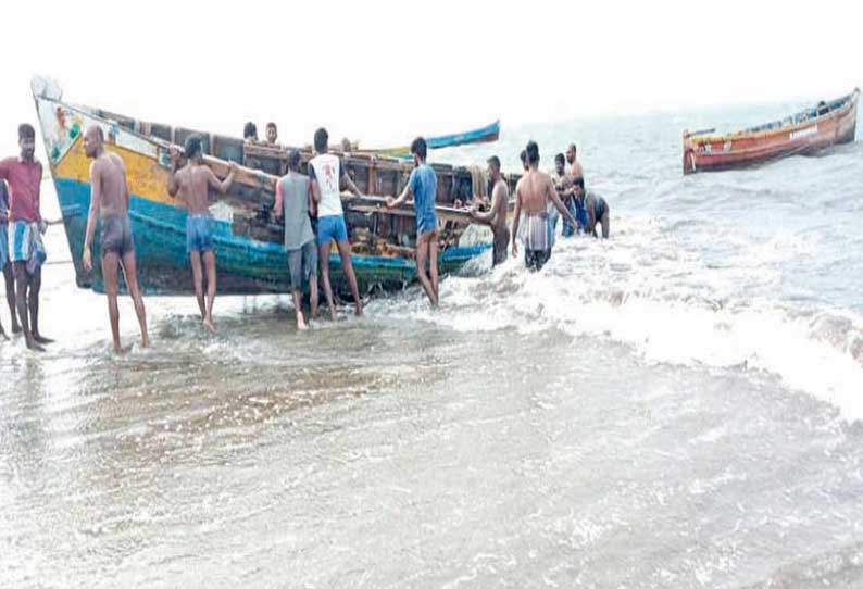 சீனியப்பா தர்கா பகுதியில் பலத்த காற்றால் கடலில் படகு கவிழ்ந்து சேதம்