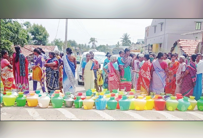 ஓமலூர் அருகே சீராக குடிநீர் வழங்க கோரி பெண்கள் காலிக்குடங்களுடன் சாலைமறியல்