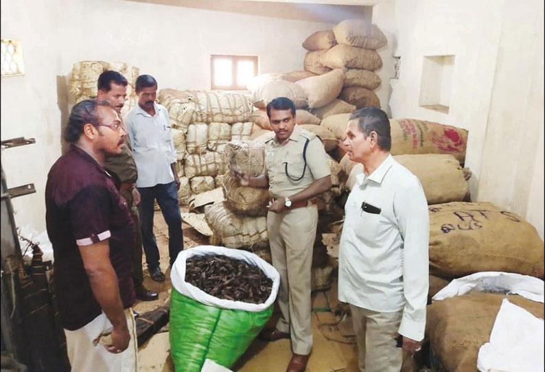 மார்த்தாண்டம் அருகே பரபரப்பு குடோன்களில் பதுக்கி வைத்திருந்த ரூ.1 கோடி மதிப்புள்ள குட்கா பறிமுதல் 3 பேர் சிக்கினர்