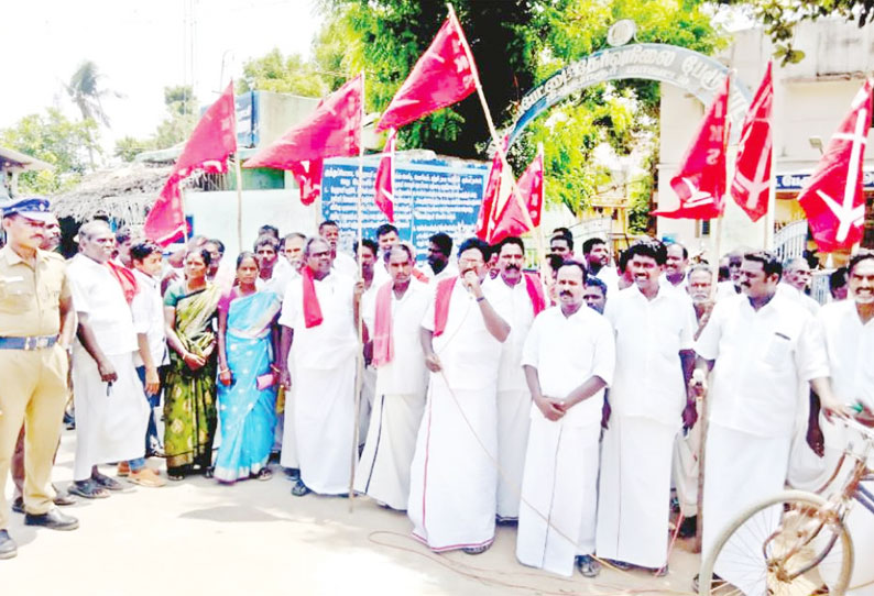 முத்துப்பேட்டை பேரூராட்சி அலுவலகம் முன்பு விவசாயிகள் தொடர் முழக்க போராட்டம் முத்துப்பேட்டை பேரூராட்சி அலுவலகம் முன்பு விவசாயிகள் தொடர் முழக்க போராட்டம்