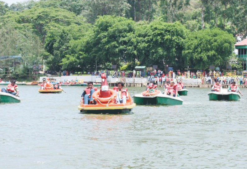 ஏற்காட்டில் கோடை விழா: படகு போட்டியில் அசத்திய சுற்றுலா பயணிகள்