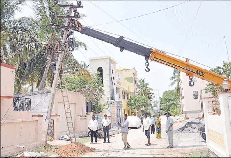 மாவட்டத்தில் சூறைக்காற்றுடன் மழை: 40 மின்கம்பங்கள் உடைந்து சேதம்