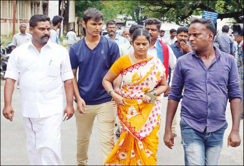 குற்றவாளிகளை கைது செய்யும் வரை மார்ட்டின் நிறுவன அதிகாரி உடலை பதப்படுத்தி வைக்க வேண்டும்; மனைவி, மகன் கலெக்டரிடம் மனு