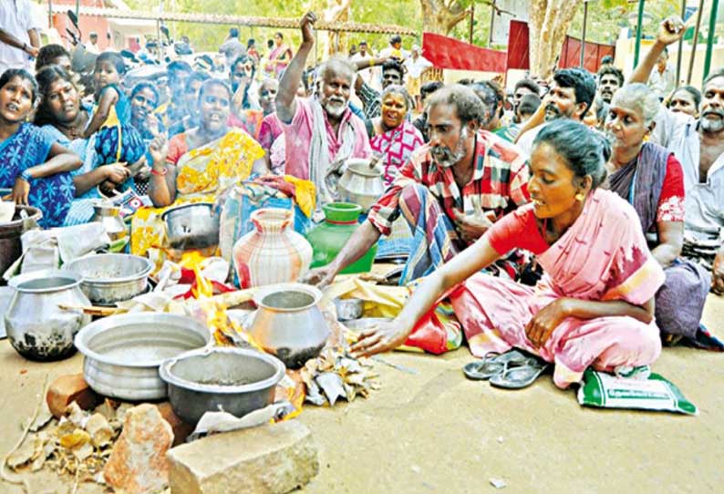 பட்டா வழங்கக் கோரி தாலுகா அலுவலகத்தில் சமையல் செய்து போராட்டம்