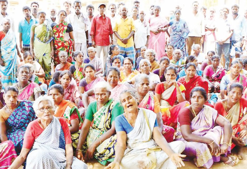 தஞ்சை அருகே சமூக ஆர்வலர் மீது தாக்குதல் கிராமமக்கள் தர்ணா போராட்டம்