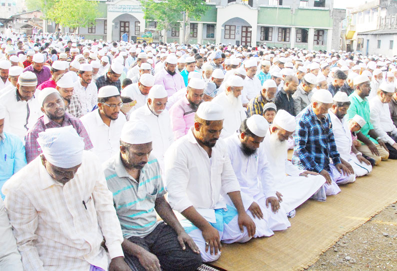 ரம்ஜான் பண்டிகை சிறப்பு தொழுகை திரளான முஸ்லிம்கள் பங்கேற்பு