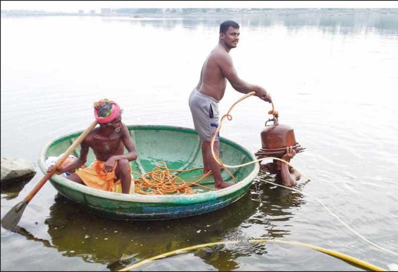 பெண்கள் சாமியாடி அருள்வாக்கு சொன்னதால் 9 ஆண்டுகளுக்கு முன்பு காவிரி ஆற்றில் வீசிய அம்மன் சிலையை தேடிய கிராம மக்கள்