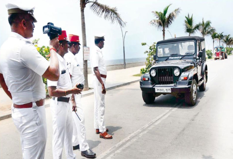 புதுவையில் அதிரடி நடவடிக்கை: வேக கட்டுப்பாட்டை மீறிய வாகனங்களுக்கு ரூ.400 அபராதம் போலீசாருடன் பொதுமக்கள் வாக்குவாதம்