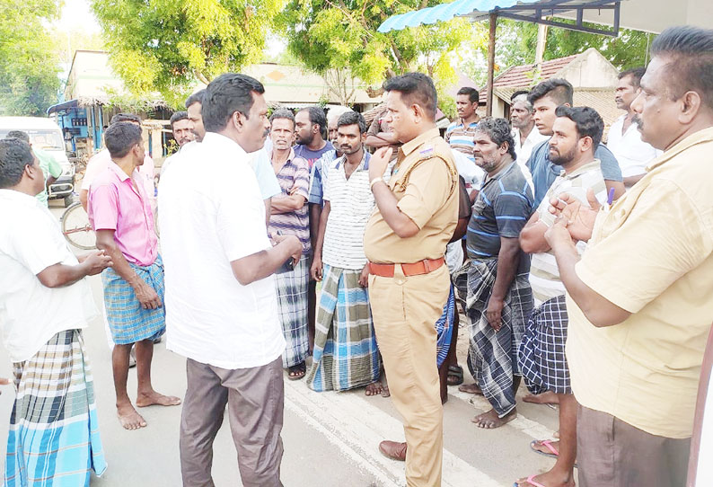 மின்சாரம் வினியோகம் செய்யக்கோரி பொதுமக்கள் சாலை மறியலில் ஈடுபட முயற்சி