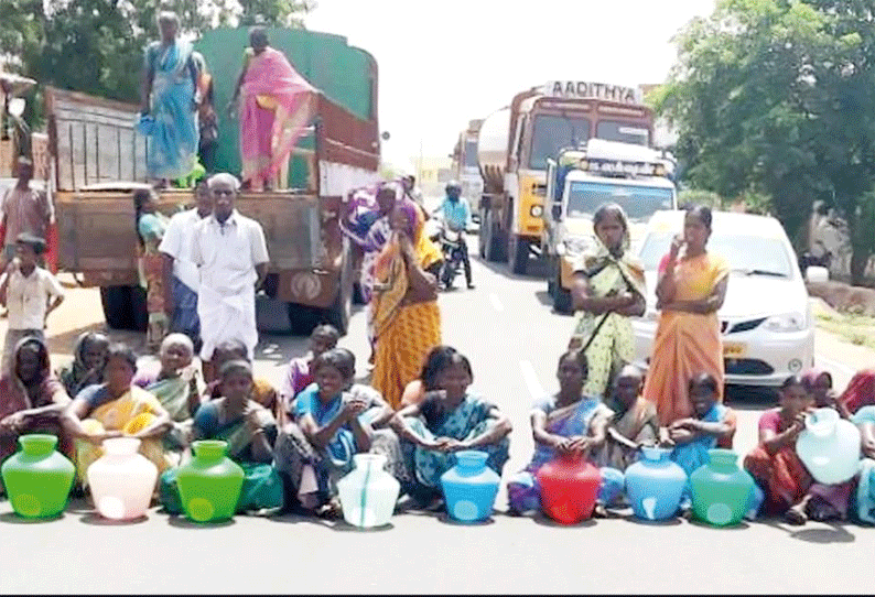 குடிநீர் கேட்டு கிராம மக்கள் காலிக்குடங்களுடன் சாலை மறியல்