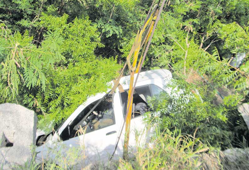 தாறுமாறாக ஓடிய கார் கிணற்றுக்குள் பாய்ந்தது; 5 பேர் மீட்பு