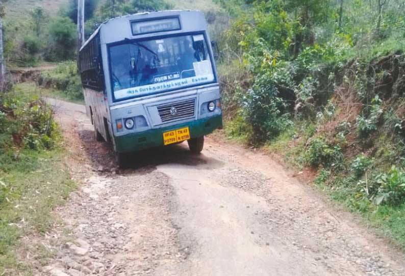 குண்டும், குழியுமாக மாறியும் 15 ஆண்டுகளாக சீரமைக்கப்படாத சாலை