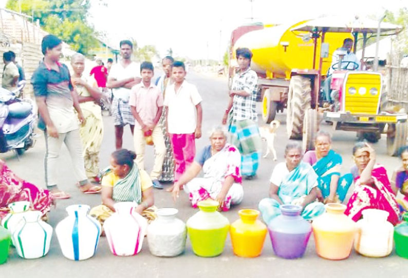 குடிநீர் வழங்கக்கோரி காலிக்குடங்களுடன் பெண்கள் சாலை மறியல் வேதாரண்யம் அருகே நடந்தது