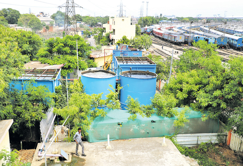 தண்ணீர் தட்டுப்பாடு; கழிவுநீரை சுத்திகரித்து ரெயில்களை தூய்மைப்படுத்தும் பணி, தெற்கு ரெயில்வே நடவடிக்கை