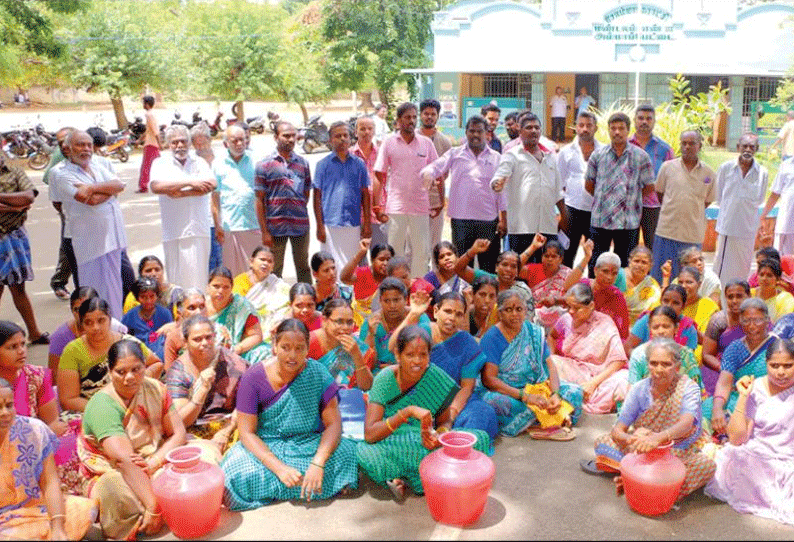 சேலம் அம்மாபேட்டை மண்டல அலுவலகத்தில் குடிநீர் கேட்டு காலிக்குடங்களுடன் பொதுமக்கள் முற்றுகை