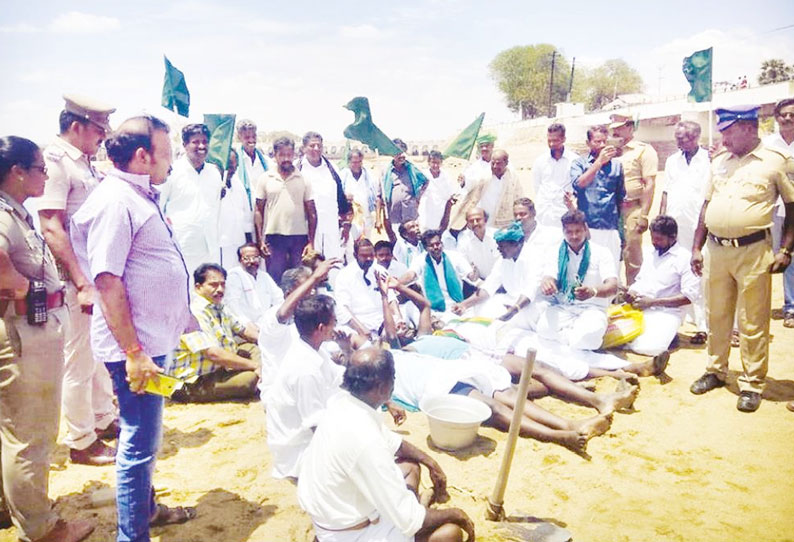 குறுவைக்கு தண்ணீர் திறக்கப்படாததை கண்டித்து கல்லணையில் கொதிக்கும் மணலில் உருண்டு விவசாயிகள் போராட்டம்