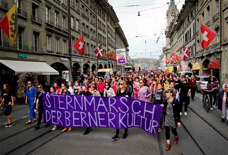 சம ஊதியம் கேட்டு சுவிட்சர்லாந்தில் பெண்கள் போராட்டம் 201906151338135766_Sea-of-purple-Swiss-women-strike-for-equal-pay_SECVPF