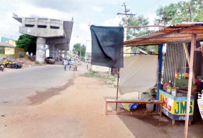 மேம்பால பணிகளை விரைந்து முடிக்க வலியுறுத்தி - வீடு, கடைகளில் கருப்பு கொடி கட்டி பா.ஜ.க.வினர் போராட்டம்