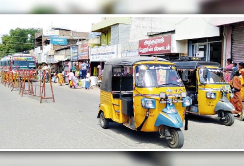 கம்பத்தில், விதியை மீறி இயக்கும் ஆட்டோக்களால் போக்குவரத்து நெரிசல்