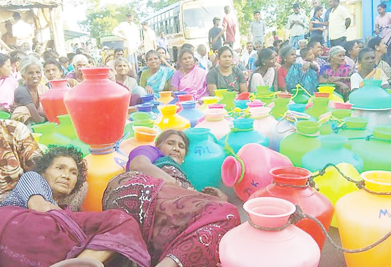 பென்னாகரம் அருகே குடிநீர் கேட்டு காலிக்குடங்களுடன் பொதுமக்கள் சாலைமறியல்