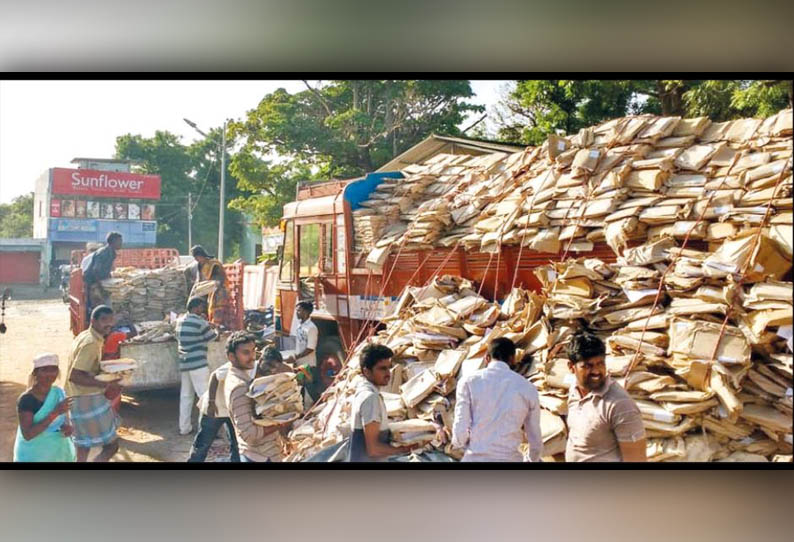 கோவை அண்ணா பல்கலைக்கழக மண்டல மையத்தில் இருந்து,  லாரியில் ஏற்றி சென்ற விடைத்தாள் கட்டுகள் சாலையோரம் சரிந்ததால் பரபரப்பு