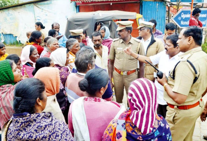 குடிநீர் வினியோகம் செய்யக்கோரி, ஊட்டி-குன்னூர் சாலையில் பெண்கள் மறியல்