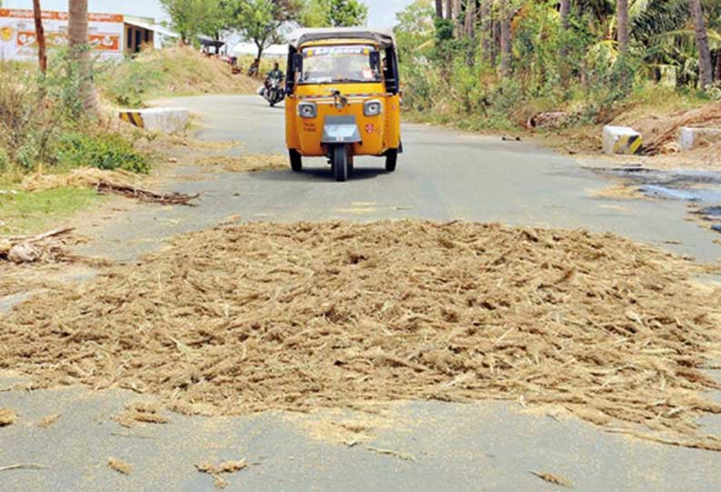 கதிரடிக்கும் களம் இல்லாமல் விவசாயிகள் பரிதவிப்பு; சாலைகளை பயன்படுத்துவதால் விபத்து அபாயம்