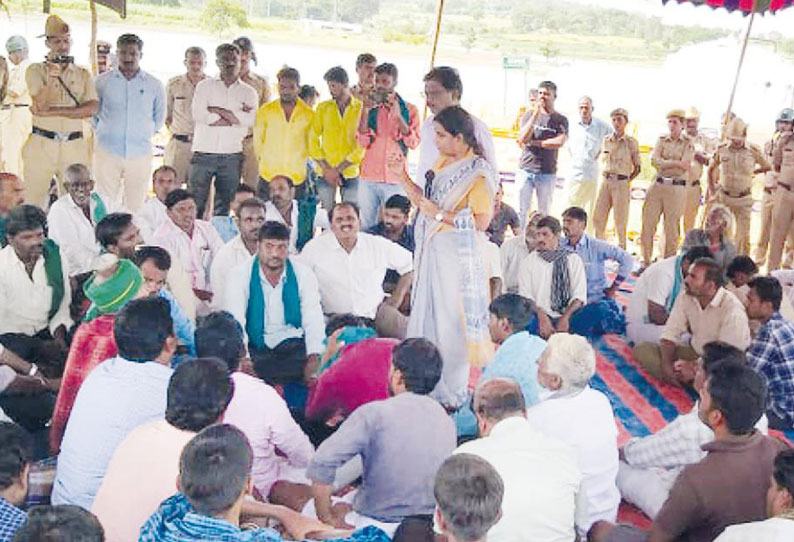 வடகெரே ஏரியில் தண்ணீர் நிரப்பாததை கண்டித்து காவிரி ஆற்றில் குதித்து 5 விவசாயிகள் தற்கொலை முயற்சி